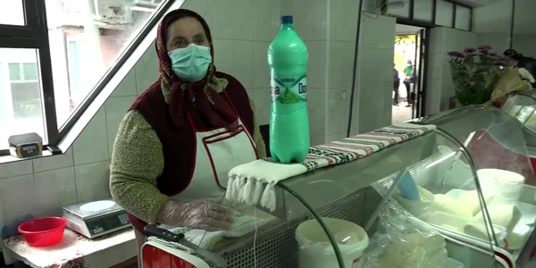 Mesajul unei femei de la ţară care vinde produse lactate în piaţă