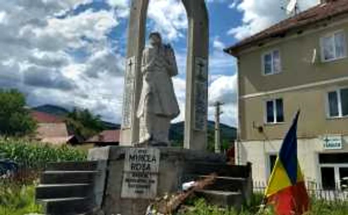 Monumentul închinat eroului de la Poşaga, decedat în Revoluţia din Decembrie 1989