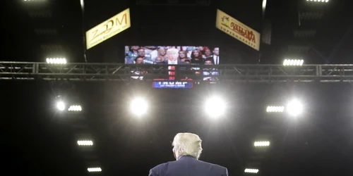 Candidatul republican la preşedenţia Statelor Unite Donald Trump ţine un discurs în timpul unei întâlniri electorale desfăşurate în Fresno California. FOTO AP