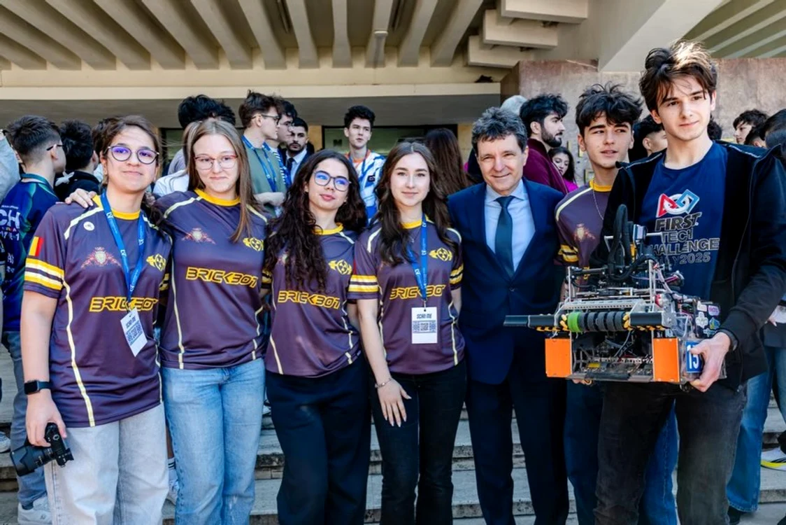 elevi_campioni_robotica_si_presedintele_nicusor_dan_foto_FB_Nicusor_dan