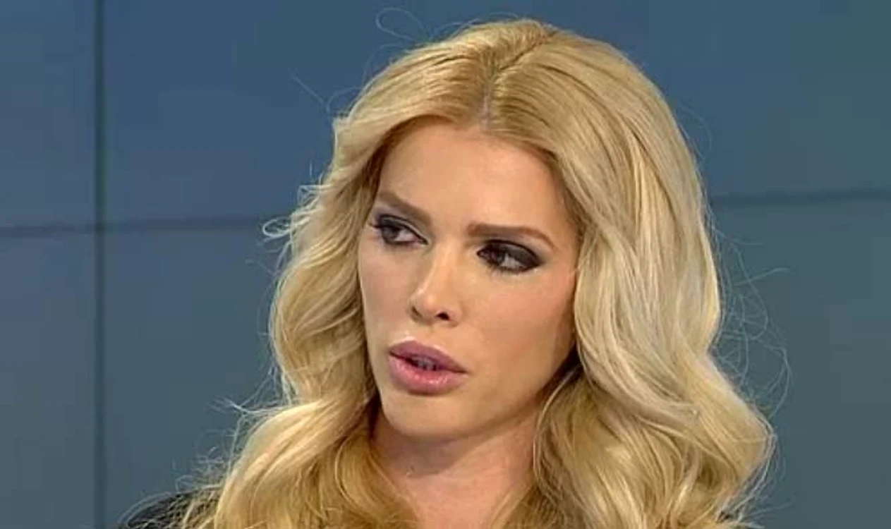 
    Alina Vidican suferă enorm de când a aflat de sarcina Valentinei Pelinel Foto: captură Pro Tv  