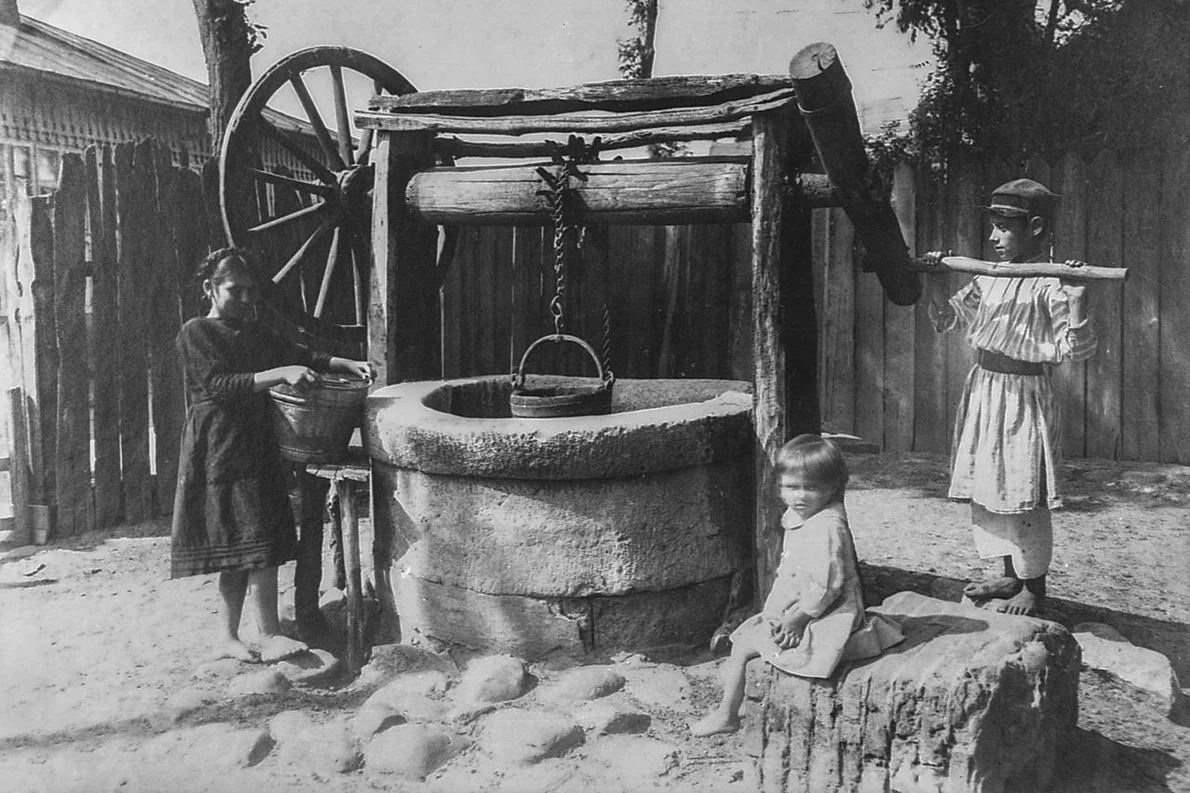„Fântânile Olteniei” – expoziție de fotografie la Craiova (© Fototeca Secției de Etnografie a Muzeului Olteniei Craiova)