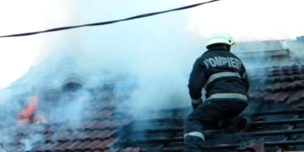 Acoperiş în flăcări Foto Arhiva Adevărul