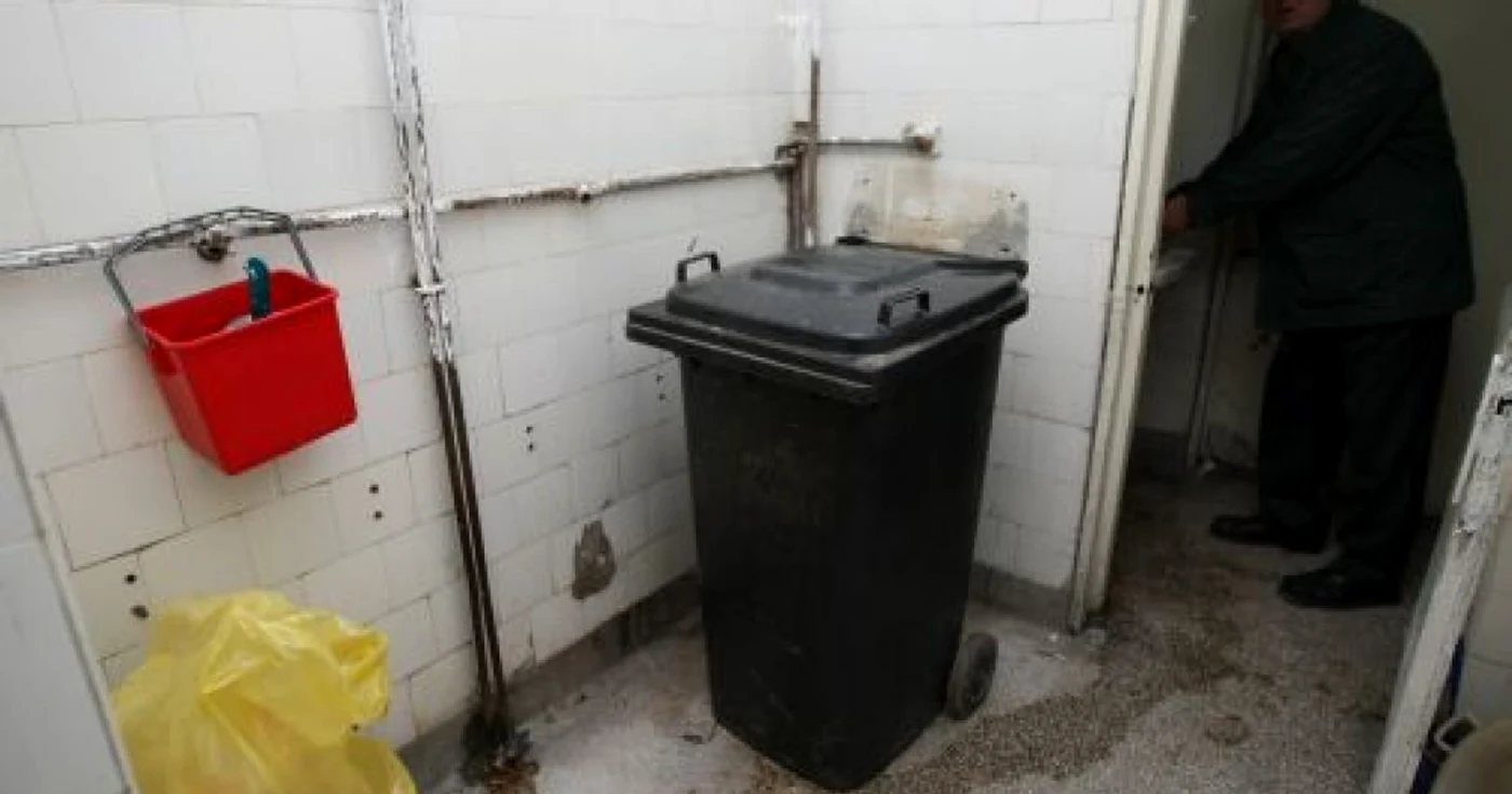 Aşa arată baia de la spitalul care deserveşte cinci judeţe ale Olteniei!