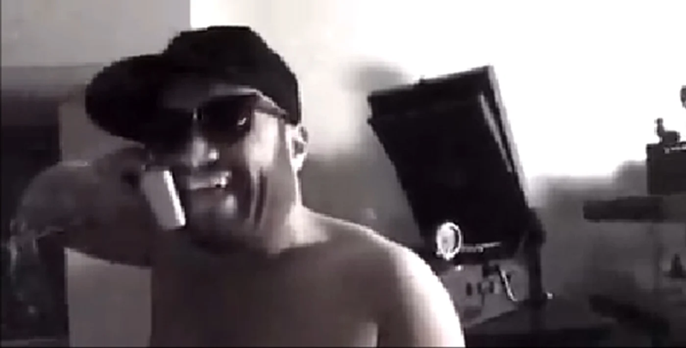 
    Mihai Bendeac face un "69" la telefoncaptură video  