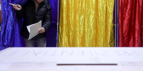 Procesul electoral după deschiderea urnelor în București și Ilfov. FOTO Inquam Photos / Octav Ganea