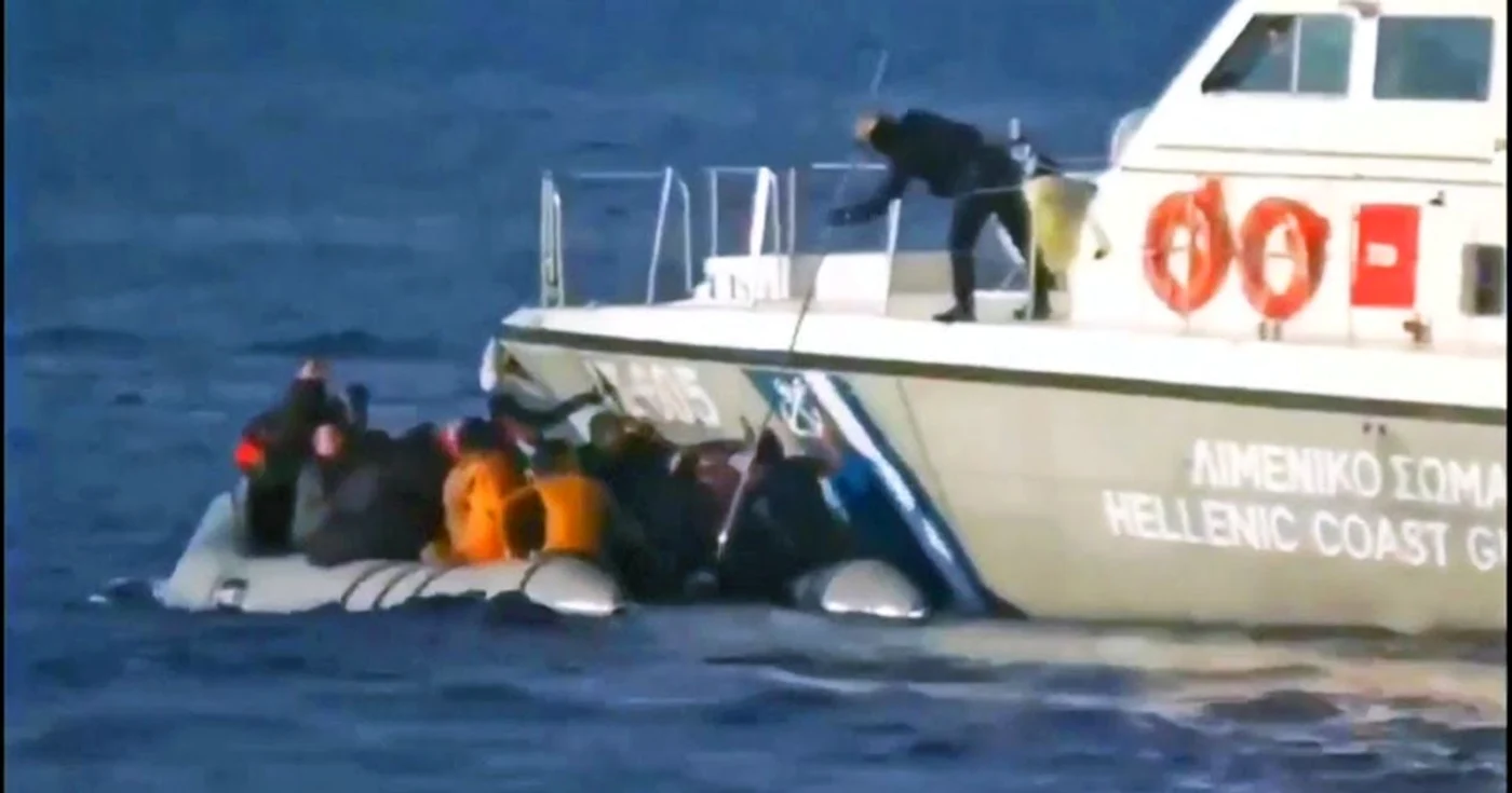 Ofiţeri greci au încercat să scufunde barca cu migranţi FOTO Captură video