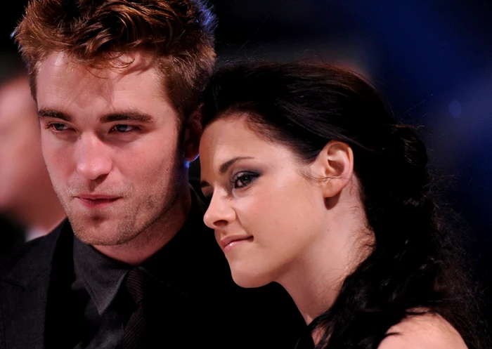 
    Robert Pattinson şi Kristen Stewart  