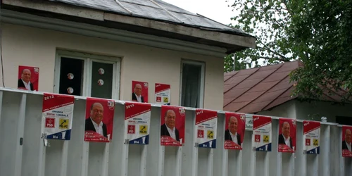 Oraşul Panciu este plin de afişele actualului primar Ion Petre