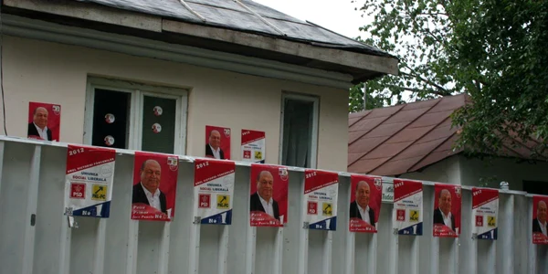 Oraşul Panciu este plin de afişele actualului primar Ion Petre