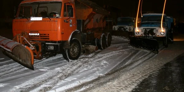 Unităţile pentru deszăpezire funcţionează zi şi noapte