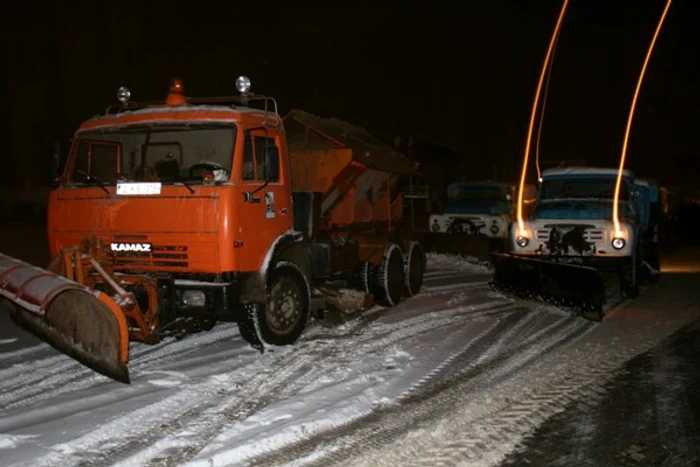 Utilajele de seszăpezire sunt scoase în toată ţara