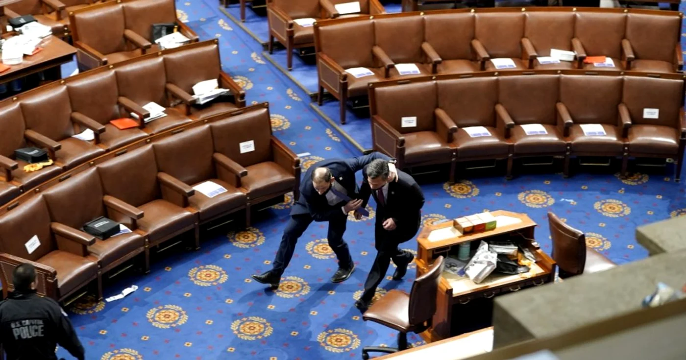 Parlamentari americani baricadaţi în Capitoliu de teama 
protestatarilor din 6 ianuarie 2021 FOTO Getty Images