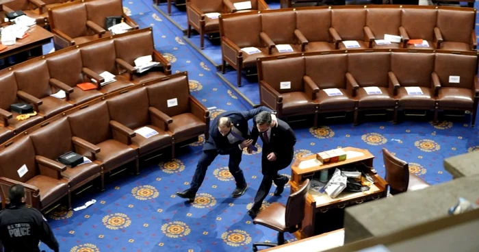 Parlamentari americani baricadaţi în Capitoliu de teama 
protestatarilor din 6 ianuarie 2021 FOTO Getty Images