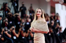 Angelina Jolie la Veneția GettyImages 2169311741 jpg