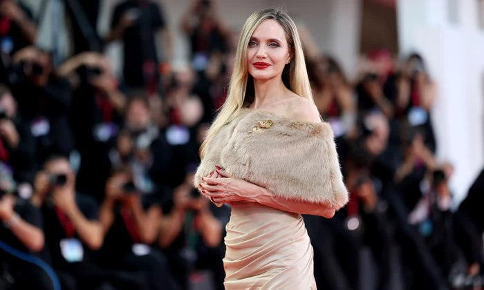 Angelina Jolie la Veneția GettyImages 2169311741 jpg