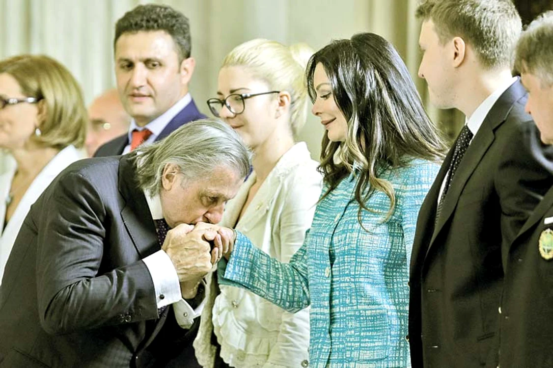 Ilie este mereu  galant cu soţia  lui în public