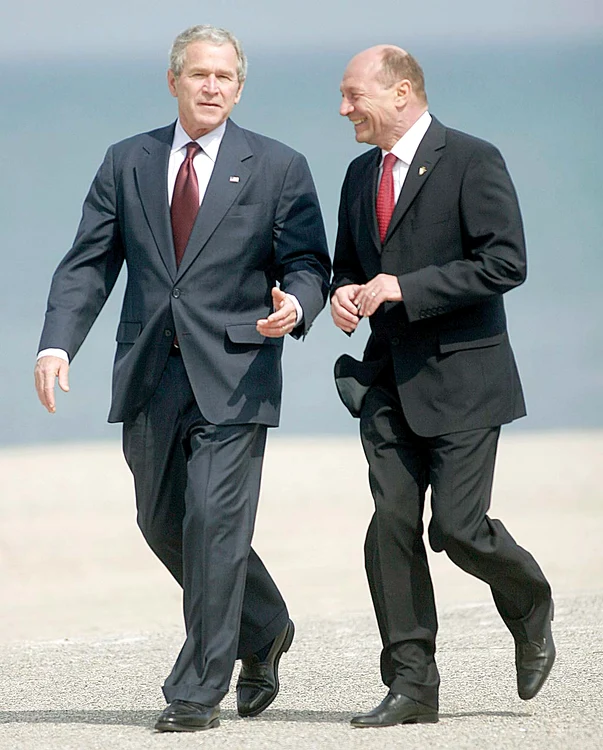 Aprilie 2008: După summitul NATO care a avut loc la Bucureşti, Traian Băsescu l-a invitat pe omologul său american de atunci, George W. Bush, la o plimbare pe plajă şi o discuţie secretă la Neptun.