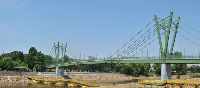 Pasarela de pe care cele două s-au aruncat FOTO arhivă Adevărul