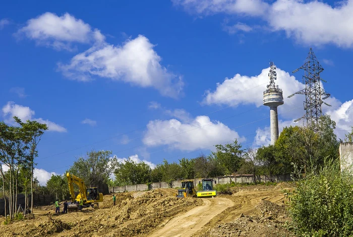 Muncitorii lucrează la amenajarea terenului pe care se va construi parcul de aventură, sursa: Primăria Galaţi