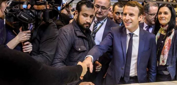 Alexandre Benalla asigurând părotecţia preşedintelui francez Emmanuel Macron