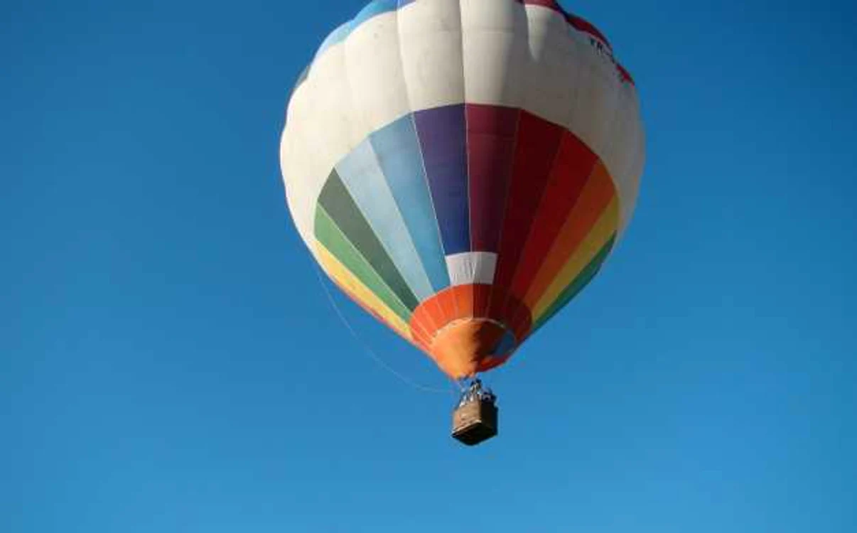 John Balon oferă un zbor cu balonul cu aer cald, de 1 martie. FOTO: Facebook