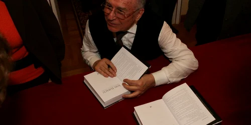 Ion Iliescu îşi lansează cartea la Olteniţa Foto: Arhivă Adevărul