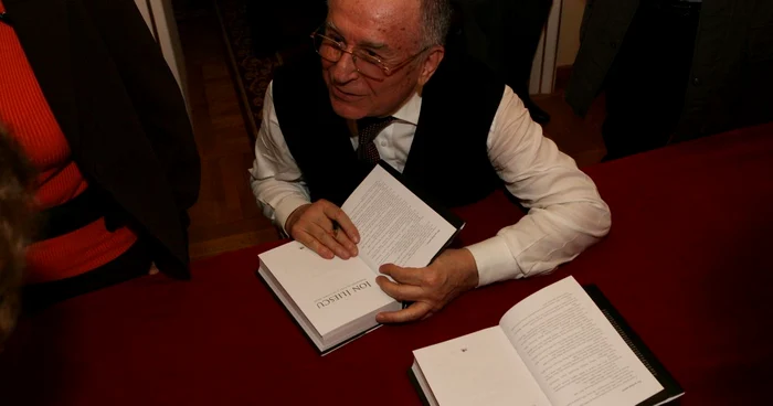 Ion Iliescu îşi lansează cartea la Olteniţa Foto: Arhivă Adevărul