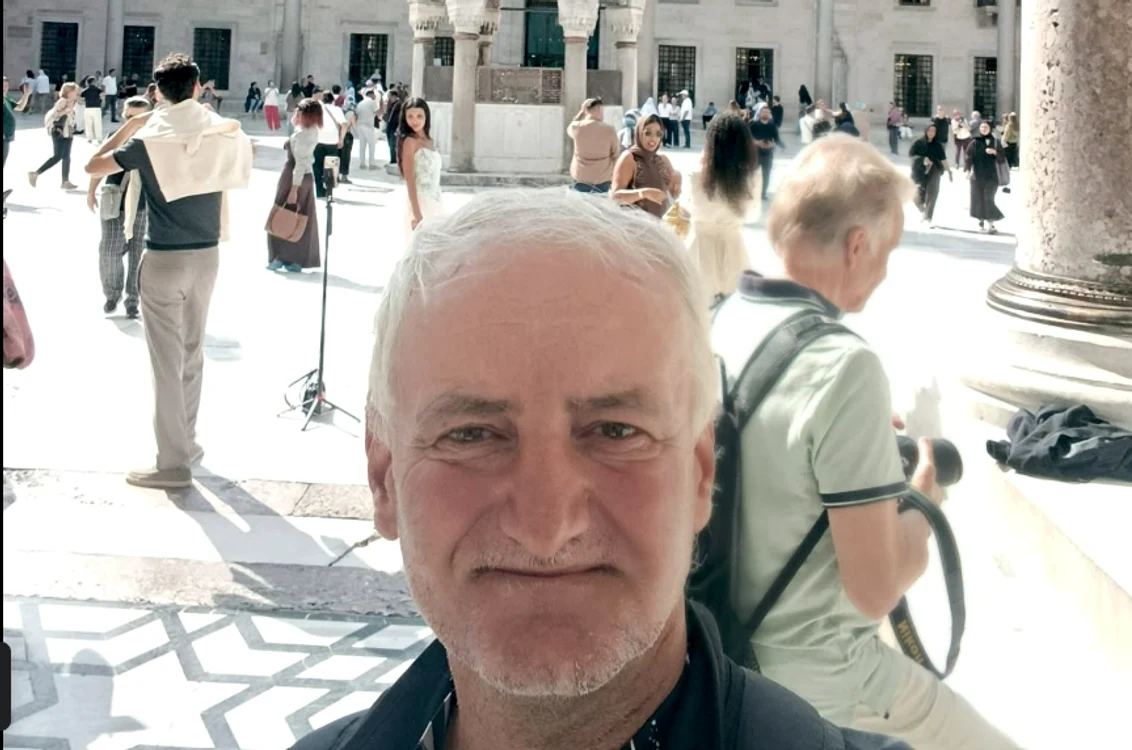 Dumitru Stelea, un bărbat de 57 de ani din Cisnădie a plecat de acasă cu bicicleta și un cort. 