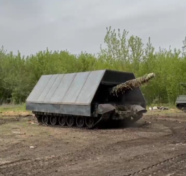  Armata Mad Max a lui Putin. Noul „tanc țestoasă“, dotat cu pat de metal pliabil