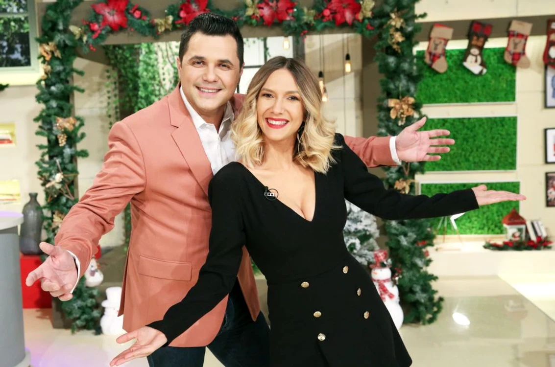 
    Adela Popescu şi Cove, gazdele emisiunii "Vorbeşte lumea" foto: Pro Tv  
