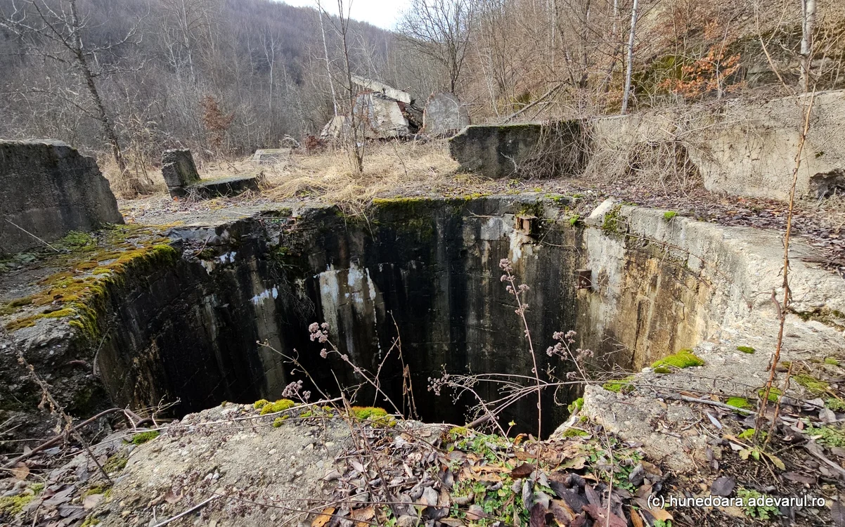 Un puț de mină lăsat descoperit. Foto Daniel Guță. ADEVĂRUL