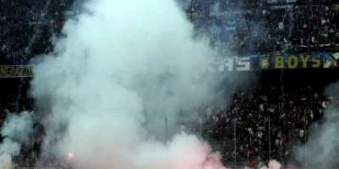 Imnurile echipelor creează nebunie în tribune, într-o atmosferă de vis