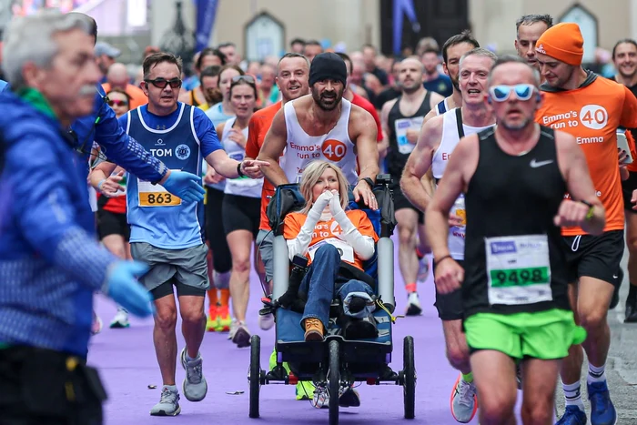 Colin Farrell aleargă în Dublin împingând scaunul Emmei. Sursă foto: Profimedia