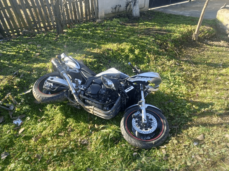 Tragedie în prima zi a anului 2023: Un motociclist a murit după ce a intrat într-un cap de pod