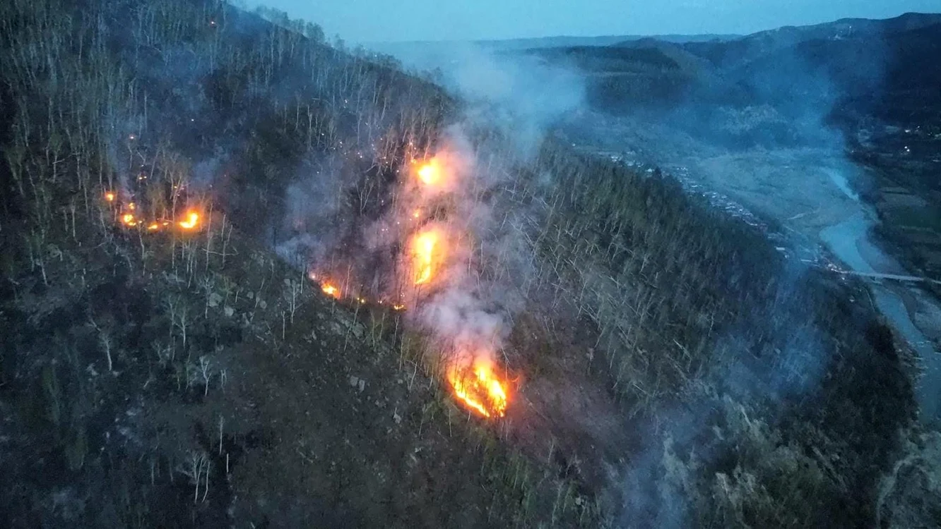 În ultimile trei zile au ars 80 de hectare de pădure la Dofteana și Târgu Ocna FOTO ISU