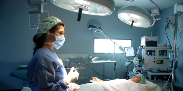 medic operatie pacient