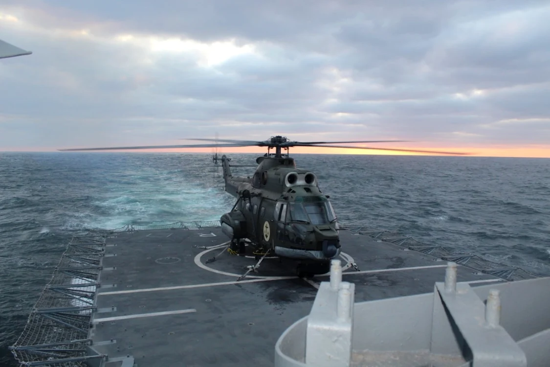 A fost ridicat un elicopter Puma Naval
