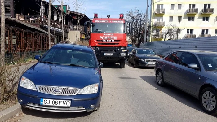 Maşina parcată ilegal în Complexul Studenţesc FOTO ISU Timiş