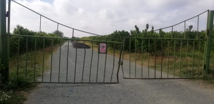 Drumul public a fost închis cu lacătul FOTO: Călin Gavrilaş