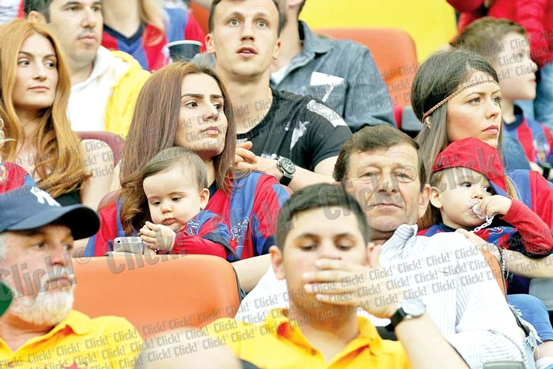 Ciprian Tătăruşanu şi Antoaneta, iubita lui, îşi prezintă cel mai preţios trofeu (Fotografii: Mihai Ionescu/ Blitz/ Mediafax)
