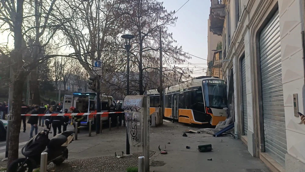 Tragedie la Milano. Un tramvai deraiat s-a izbit de o clădire: un mort și 39 de răniți