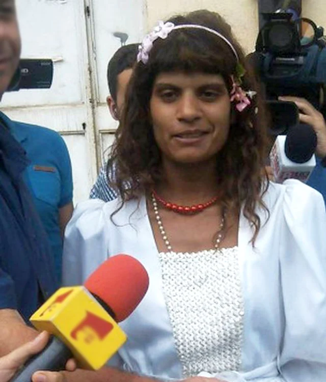 Loredana a fost dusă de poliţişti la secţie.