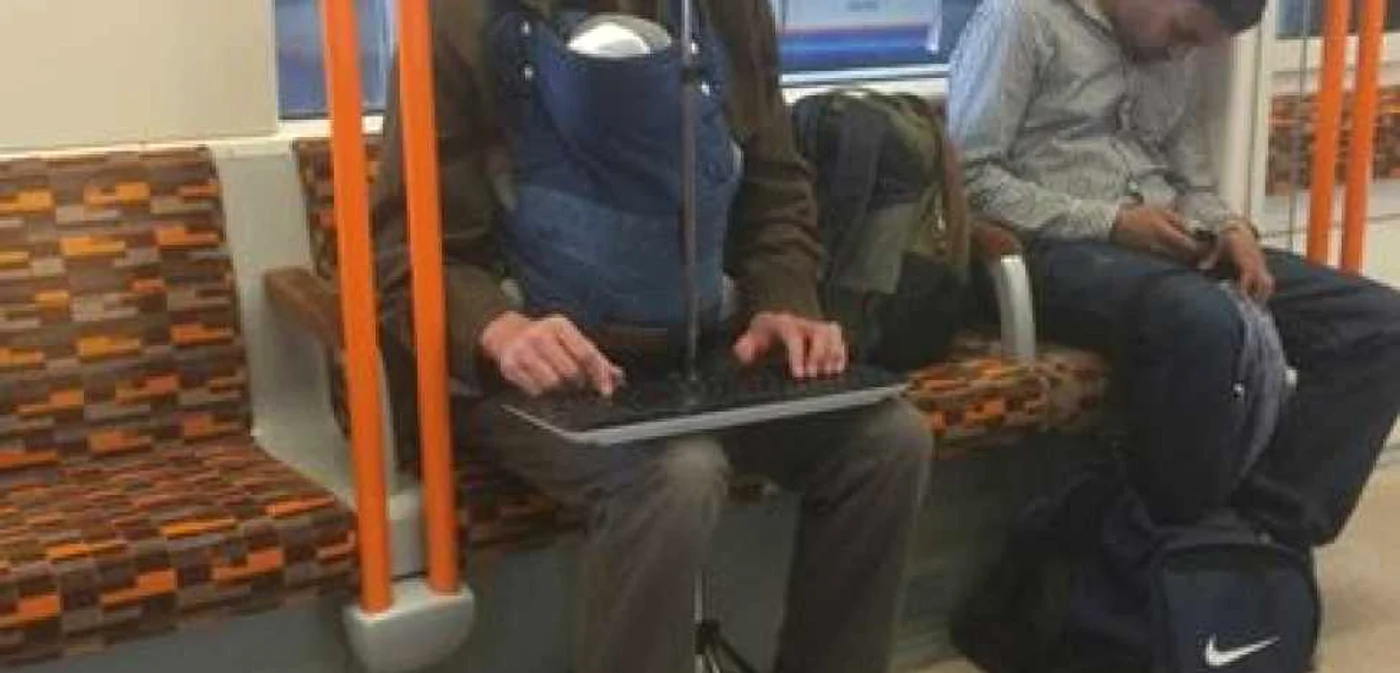 Bărbatul şi-a instalat un birou mobil chiar în metrou şi a început să lucreze/FOTO Daily Mirror