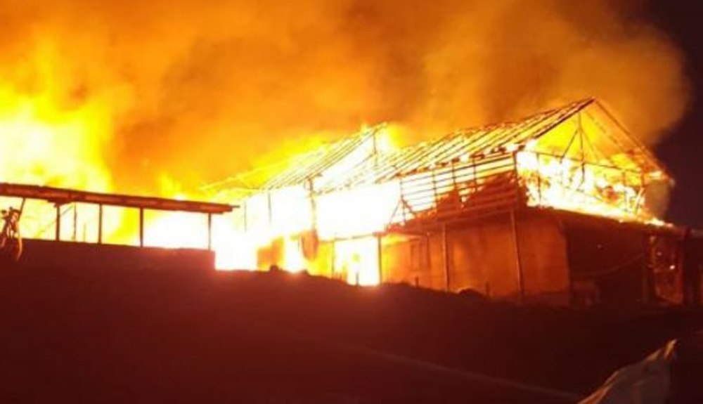 Fermă distrusă de  un incendiu devastator, la Brăila. Aproape două sute de porci, oi şi vaci au murit VODEO