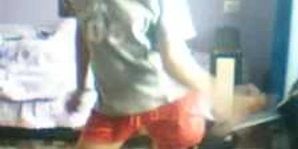 Fetiţa de doar zece ani dansează lasciv pe YouTube