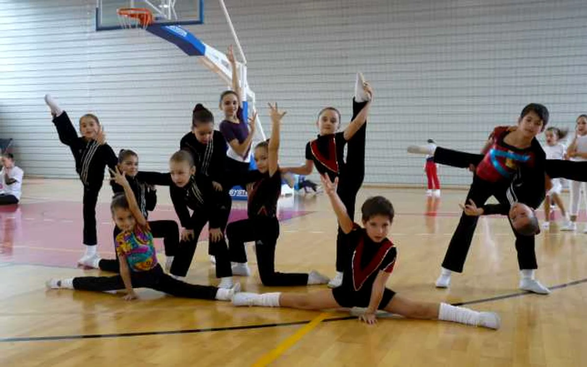 Micuţii gimnaşti din Caracal s-au făcut remarcaţi printr-un exerciţiu spectaculos