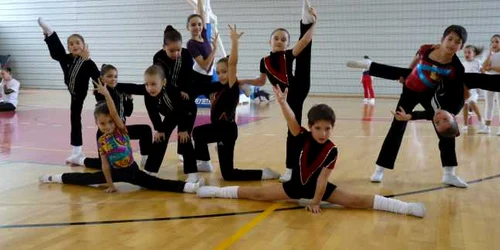 Micuţii gimnaşti din Caracal s-au făcut remarcaţi printr-un exerciţiu spectaculos