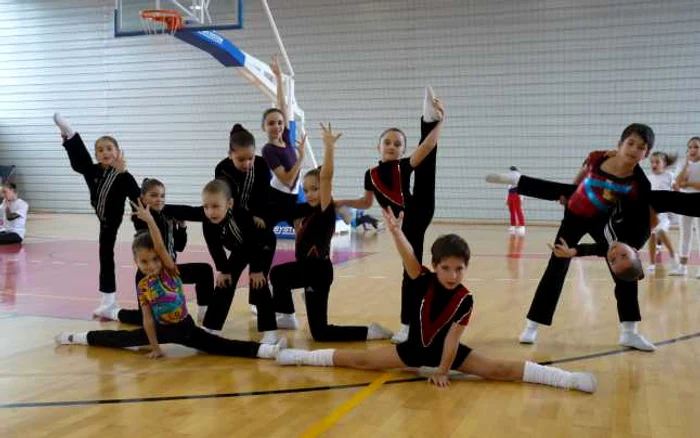 Micuţii gimnaşti din Caracal s-au făcut remarcaţi printr-un exerciţiu spectaculos
