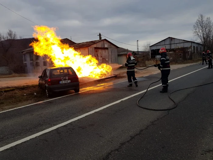 Pompierii au intervenit pentru stingerea focului. Foto: ISU Alba